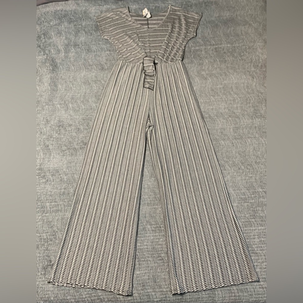 NWT Caution to the Wind Med B&W Short Sleeve Tie Front Romper Jumpsuit - Picture 13 of 16